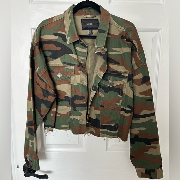 Forever 21+ Cropped Camo Print Jacket - Picture 1 of 3